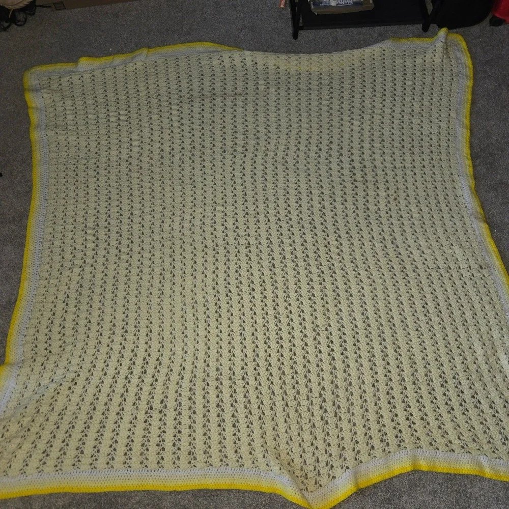 Vintage Handmade Crochet Blanket Pale Yellow Shell Stitch Sunny Yellow Border‎